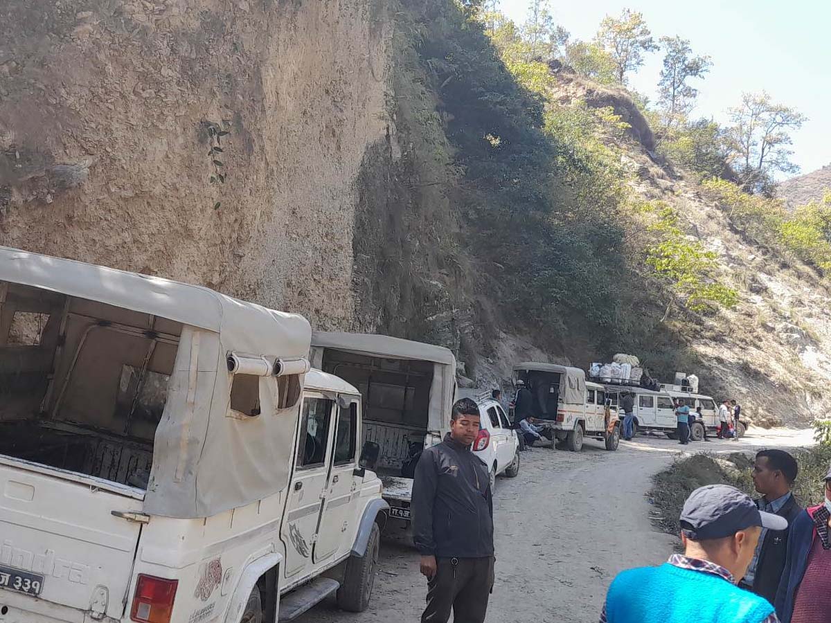 झुलाघाट नाकाबाट ‘बिसु’का लागि घर फर्कनेको लर्को 